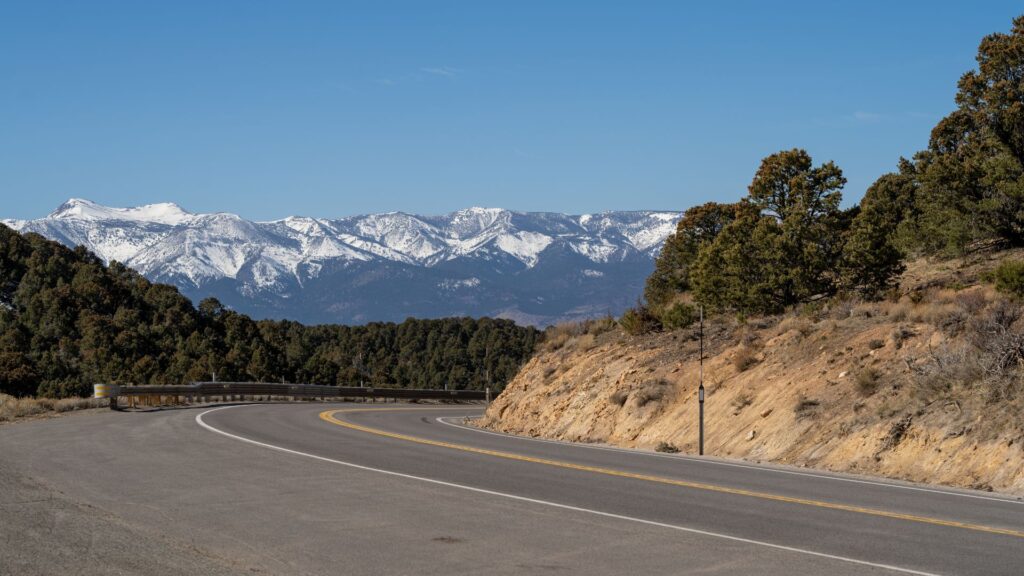 Vista de una carretera en Reno, Nevada y montañas alrededor. 